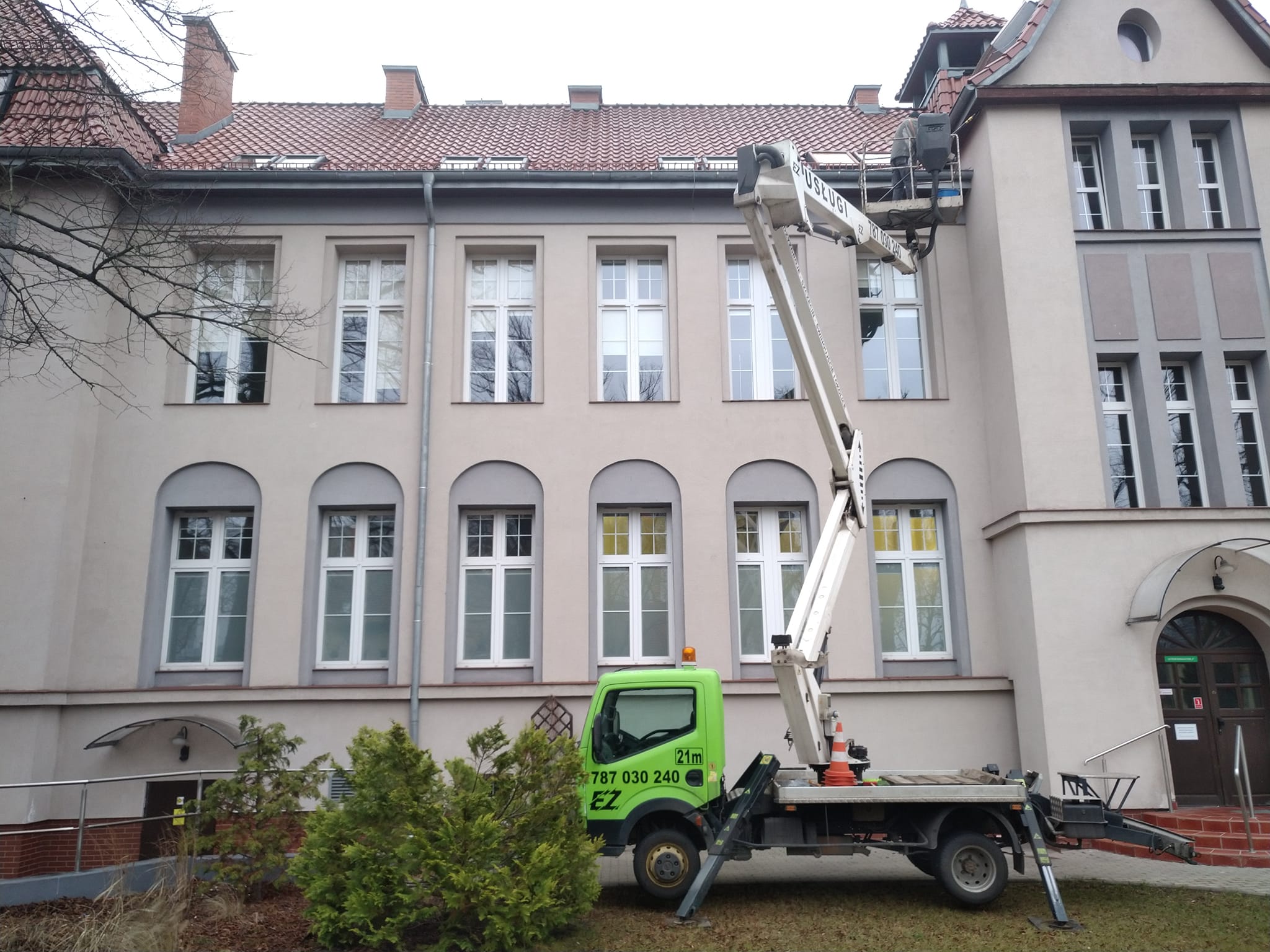 Mycie rynien z podnośnika Szczecin