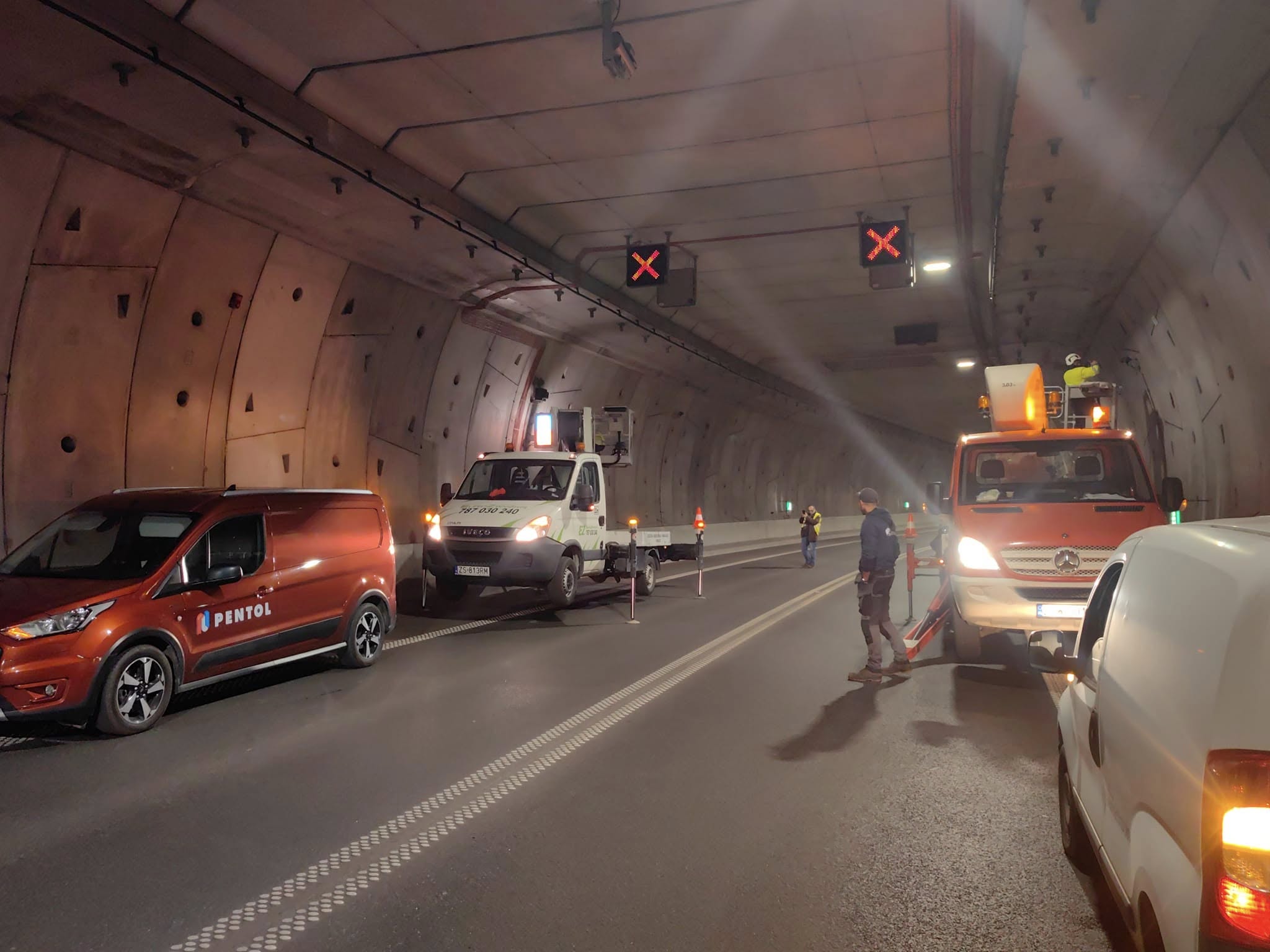 Prace podnośnikowe wewnątrz tunelu drogowego
